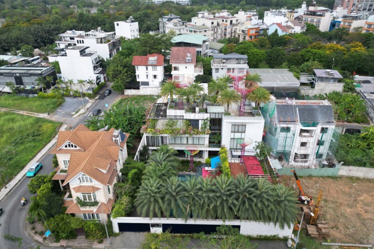 Bán biệt thự 31 Thân Văn Nhiếp - DT 30x37 - Hồ bơi sân vườn chuẩn 5 sao - Giá 385 tỷ!