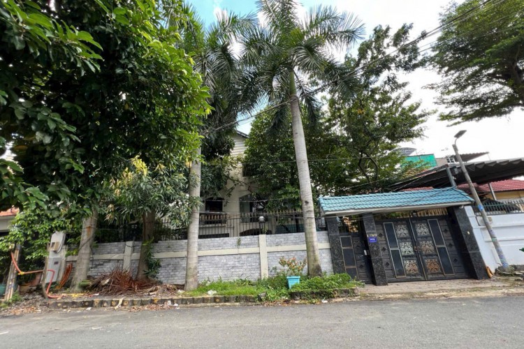 Bán biệt thự khu 36 Nguyễn Gia Trí - 18x26m = 428m2 - 2 tầng - Giá 99 tỷ!
