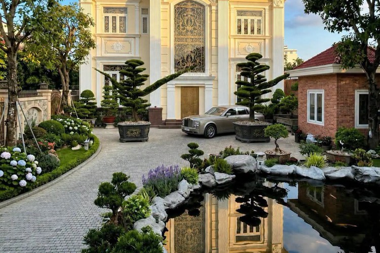 Bán biệt thự Nguyễn Thị Định - 652m2 sân vườn - 3 tầng - Giá 39 tỷ!