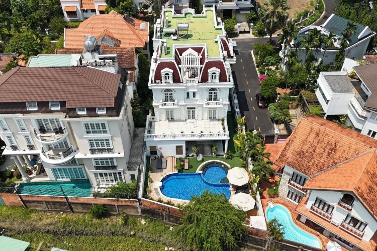 Bán biệt thự Nguyễn Văn Hưởng - Khu compound - DT 17x50m - 4 tấm sân vườn - Giá 250 tỷ!