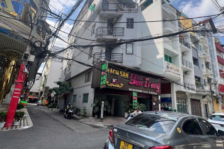 Bán khách sạn góc 766/10 Sư Vạn Hạnh - DT 3,5x18m - 5 tấm 12PN - Giá 19 tỷ!