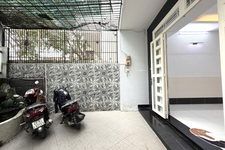 Bán nhà 211/9 Hoàng Hoa Thám - DT 4,5x18m - 4 tầng - Giá 9,55 tỷ!