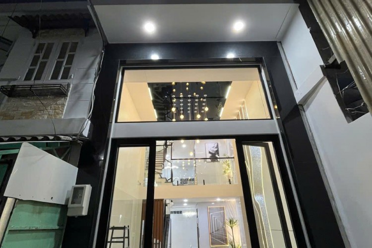 Bán nhà đẹp 106B/125 Lạc Long Quân - DT 3,9x11m - 5 tấm thang máy - Giá 8,7 tỷ!