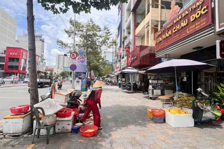 Bán nhà MTKD 99 Nguyễn Thái Học - DT 4x16m - 5 tấm - HĐT 70tr/thg - Giá 45 tỷ!